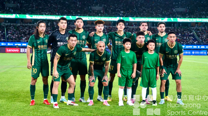 体坛报——中超 | 黄龙上演“双绿会”，十人绿城惜败国安(图2)