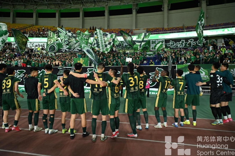 潮新闻——周六晚黄龙的“长三角德比”，提前预订浙江足球“大场面”，这次可能真会震撼到你(图1)