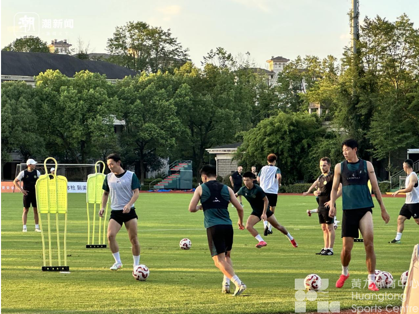 潮新闻——周六晚黄龙的“长三角德比”，提前预订浙江足球“大场面”，这次可能真会震撼到你(图2)