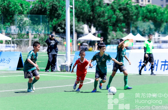 足球高质量发展㉘ | 杭州临平崇贤一小打造“蔓延足球”体系,每位学生入学时,都会收到学校送的足球(图2) 足球高质量发展㉘ | 杭州临平崇贤一小打造“蔓延足球”体系,每位学生入学时,都会收到学校送的足球(图2)