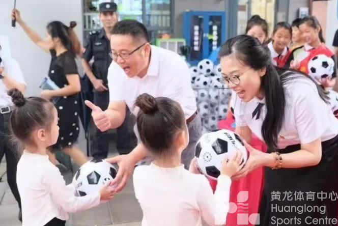 足球高质量发展㉘ | 杭州临平崇贤一小打造“蔓延足球”体系,每位学生入学时,都会收到学校送的足球(图3) 足球高质量发展㉘ | 杭州临平崇贤一小打造“蔓延足球”体系,每位学生入学时,都会收到学校送的足球(图3)