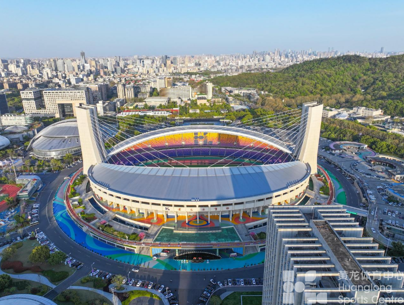 潮新闻——踢球聚会去班味，留下足球教练青春的黄龙体育中心，也是杭州人心中的白月光(图1)