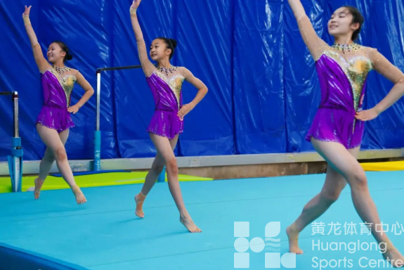 黄龙公益 | 单臂托举、连续空翻！黄龙这场比赛可真精彩(图1)