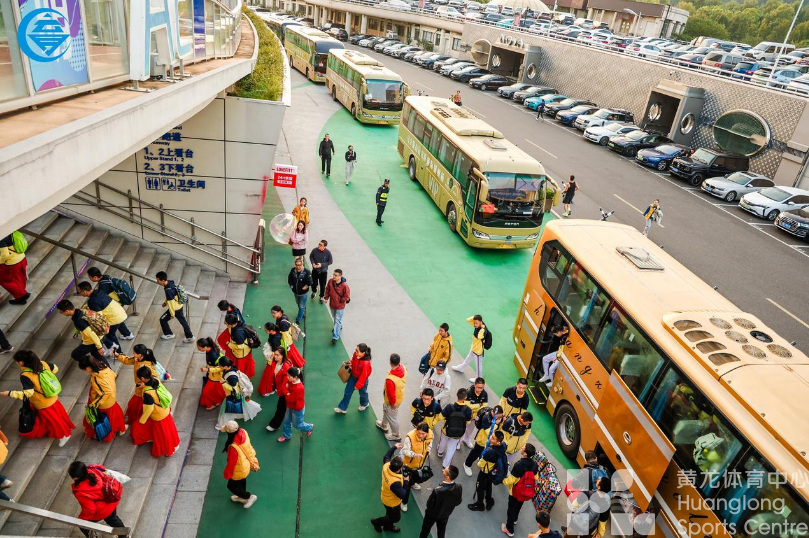 潮新闻——3.8万人齐聚黄龙，单个节目就有900人表演，连盒饭都是标准化制作！今天不少家长被震撼到了(图1)