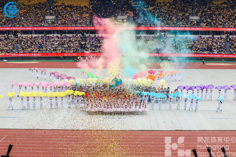 潮新闻——3.8万人齐聚黄龙，单个节目就有900人表演，连盒饭都是标准化制作！今天不少家长被震撼到了(图2)