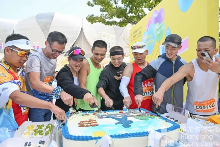这场马拉松,不止有风景,还有祝福——2025杭州马拉松温情收官(图7) 这场马拉松,不止有风景,还有祝福——2025杭州马拉松温情收官(图7)