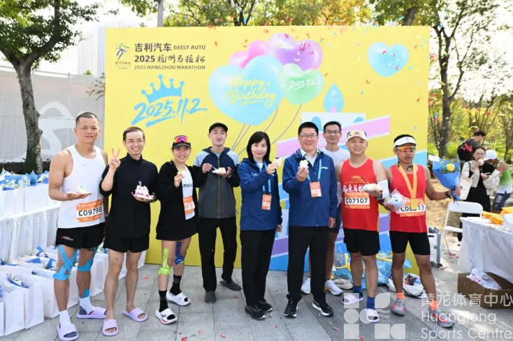 这场马拉松,不止有风景,还有祝福——2025杭州马拉松温情收官(图8) 这场马拉松,不止有风景,还有祝福——2025杭州马拉松温情收官(图8)