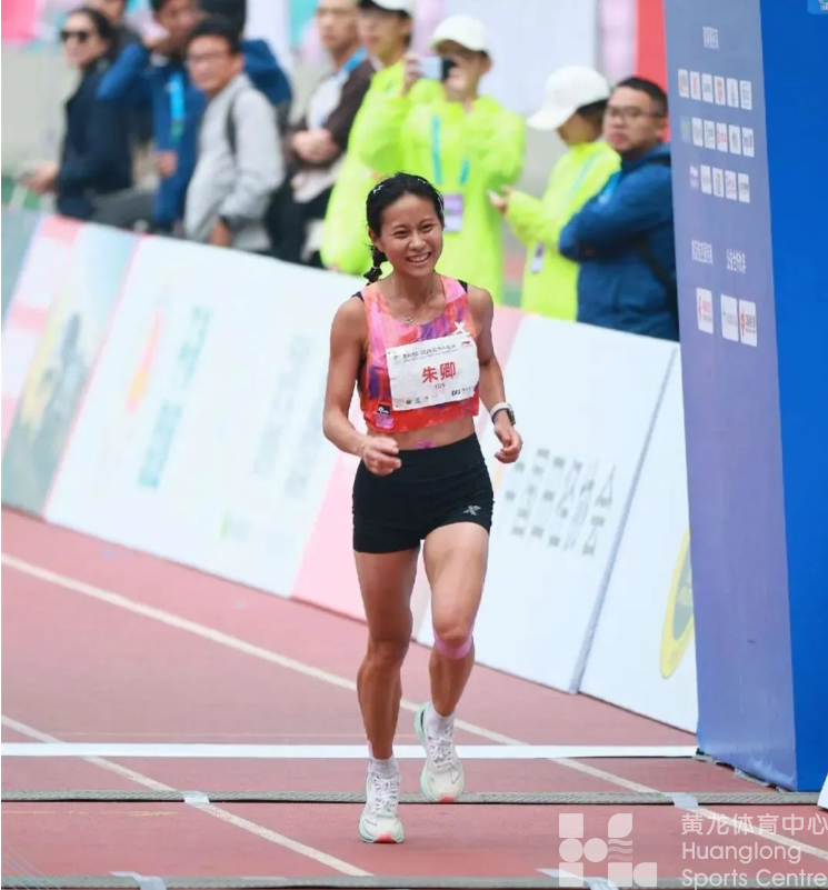 这场马拉松,不止有风景,还有祝福——2025杭州马拉松温情收官(图10) 这场马拉松,不止有风景,还有祝福——2025杭州马拉松温情收官(图10)