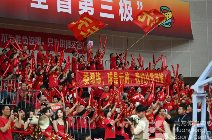 浙BA赛场首次球迷拉歌对唱，哪首战歌让你产生共鸣？(图1)