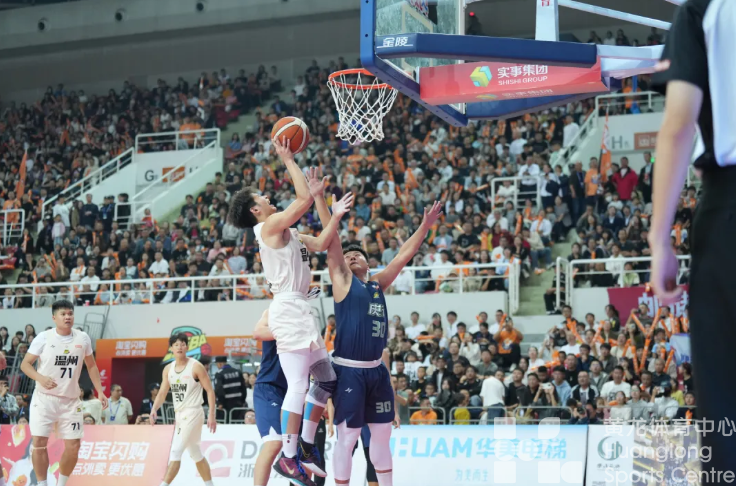 浙BA赛场首次球迷拉歌对唱，哪首战歌让你产生共鸣？(图3)