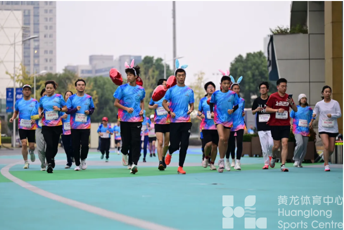 体坛报——杭马前一天,500名跑者在黄龙“试试水”:杭州气温适宜,到处是桂花香(图1) 体坛报——杭马前一天,500名跑者在黄龙“试试水”:杭州气温适宜,到处是桂花香(图1)