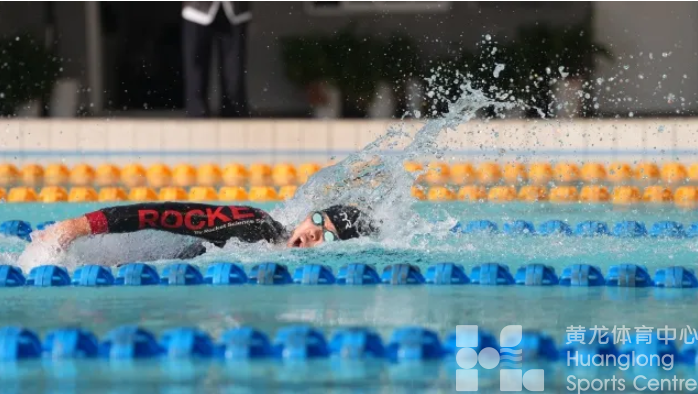 杭州日报——8℃的天，杭州这个室外泳池聚集了三百多人！这些“老小伙”太抢眼了(图3)