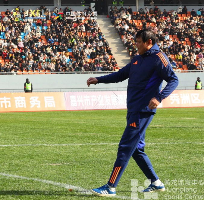 范志毅开球、47岁老将登场，“浙”两地的城市足球联赛让现场观众大呼过瘾(图2)