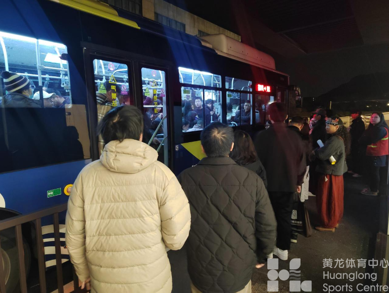 浙江在线——新春走基层 | 大年初五登高祈福 杭州公交接驳“丝滑”进灵隐景区(图1)