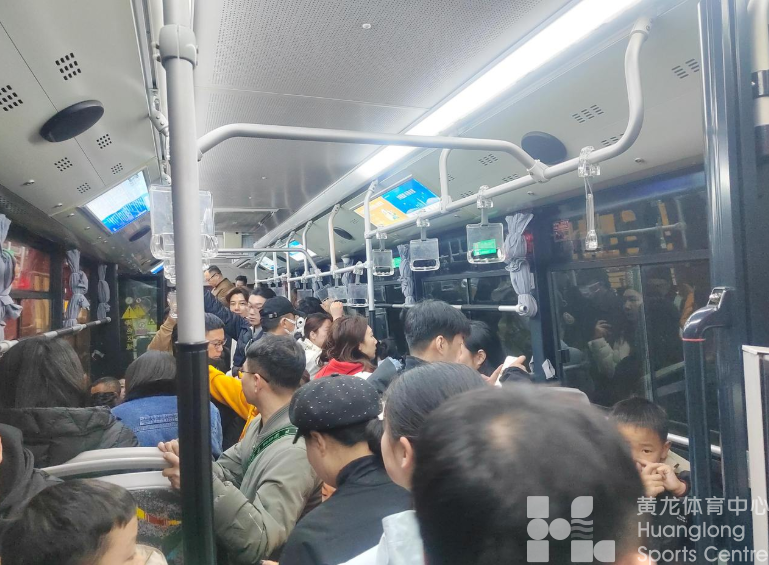 浙江在线——新春走基层 | 大年初五登高祈福 杭州公交接驳“丝滑”进灵隐景区(图2)