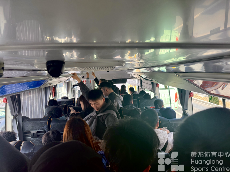 浙江在线——新春走基层 | 大年初五登高祈福 杭州公交接驳“丝滑”进灵隐景区(图4)