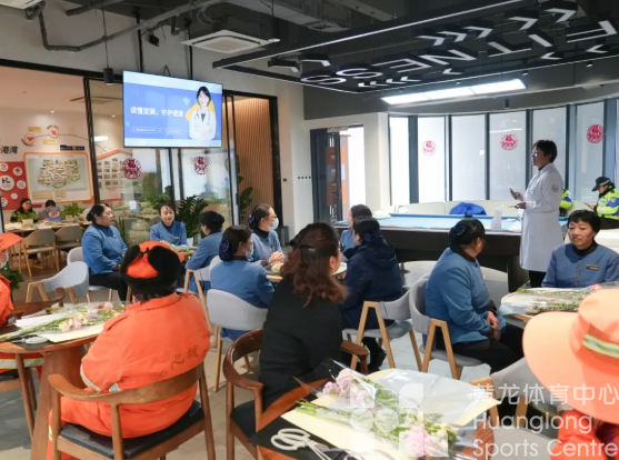 花香悦生活 巧手绽芳华——黄龙体育中心爱心驿站举办妇女节花艺手工制作活动(图3)