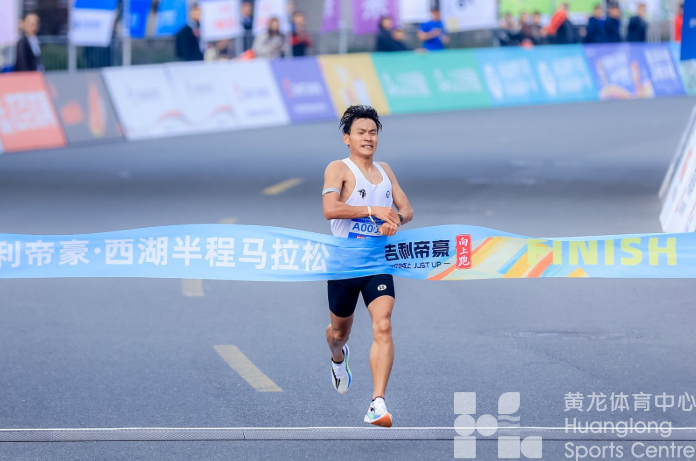 央视新闻——双破赛会纪录！2026西湖半程马拉松圆满收官(图1)