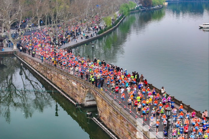 央视新闻——双破赛会纪录！2026西湖半程马拉松圆满收官(图2)