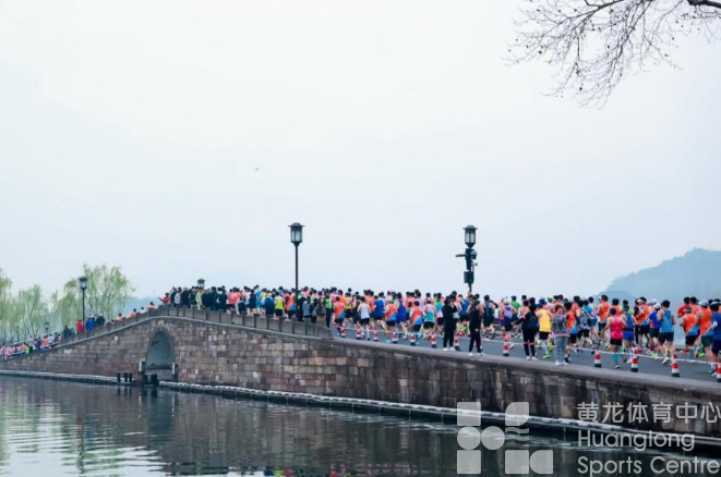 新华网——万名跑者共赴西湖春日之约，2026吉利帝豪·西湖半程马拉松破晓开跑(图2)