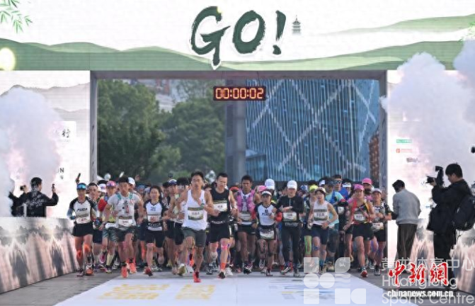 今日头条——黄龙100西湖群山越野赛开跑 选手沿世遗赛道感受湖山春意(图1)
