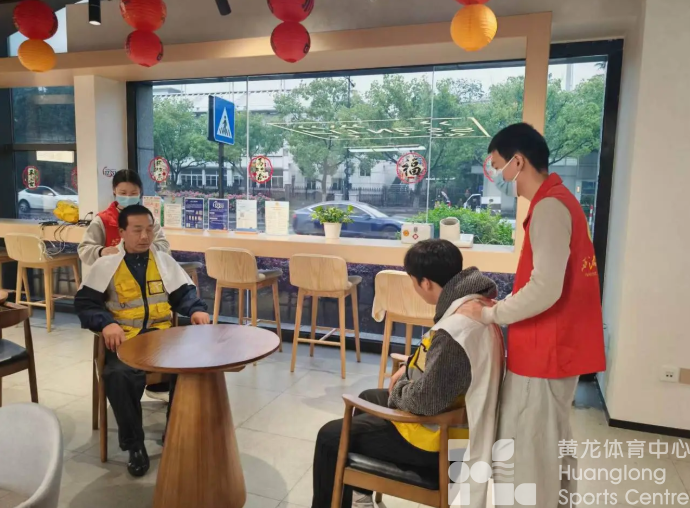钱江晚报——致敬一线劳动者 杭州举行 “春天行”志愿服务活动(图2)